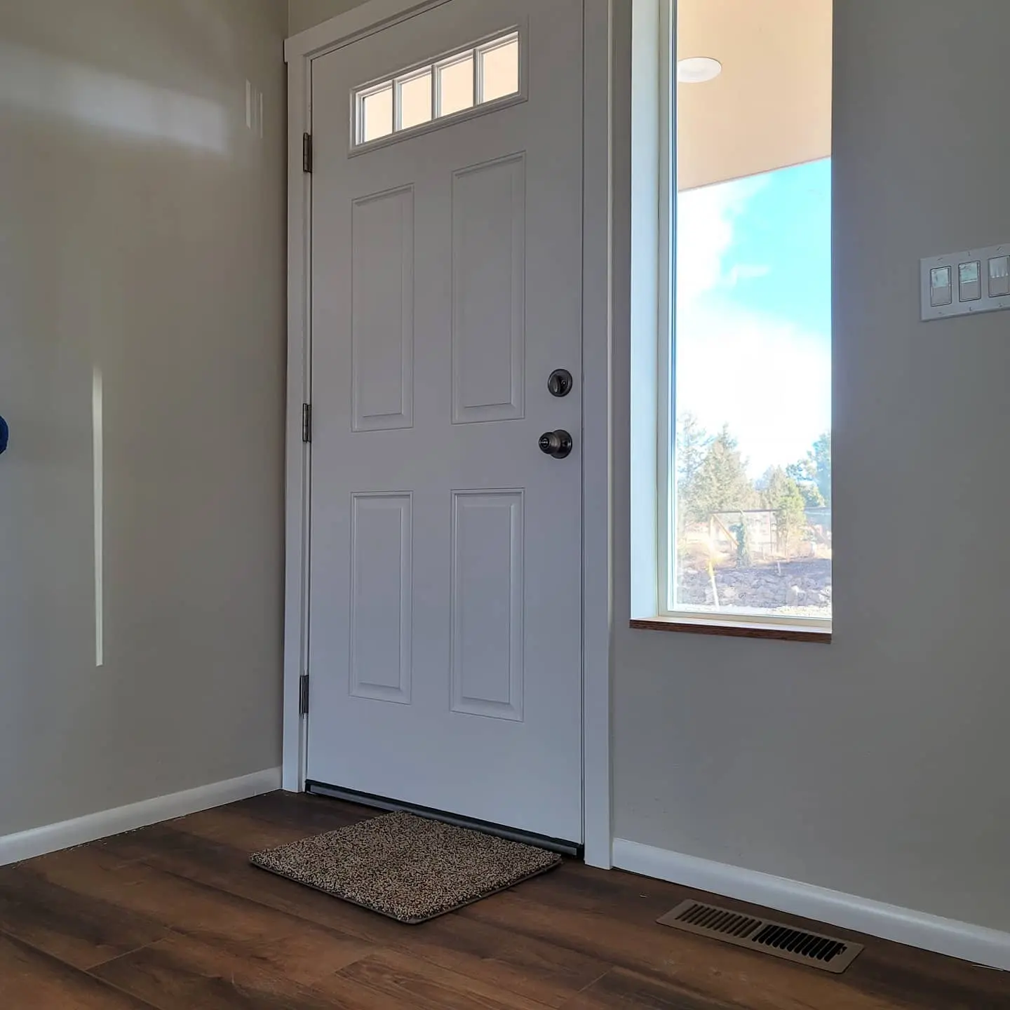 Entry door and side window trim finished in Miller Evolution Vanna White Semi-Gloss